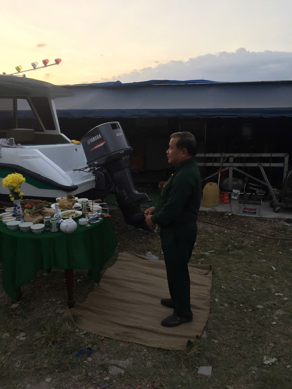 Hoàn tất thủ tục bàn giao cano, hạ thủy cho khách hàng.