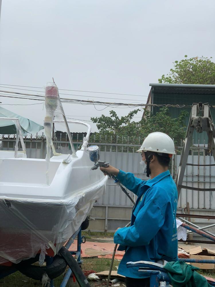 Quy trình sơn cho ca nô đóng mới chuẩn kỹ thuật – Giải pháp bền đẹp từ Công ty TNHH Thương mại Dịch vụ Du lịch Biển Việt Nam
